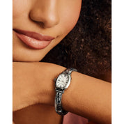 Montre Caravelle Petite Oval 43L230, cadran blanc, mise en situation