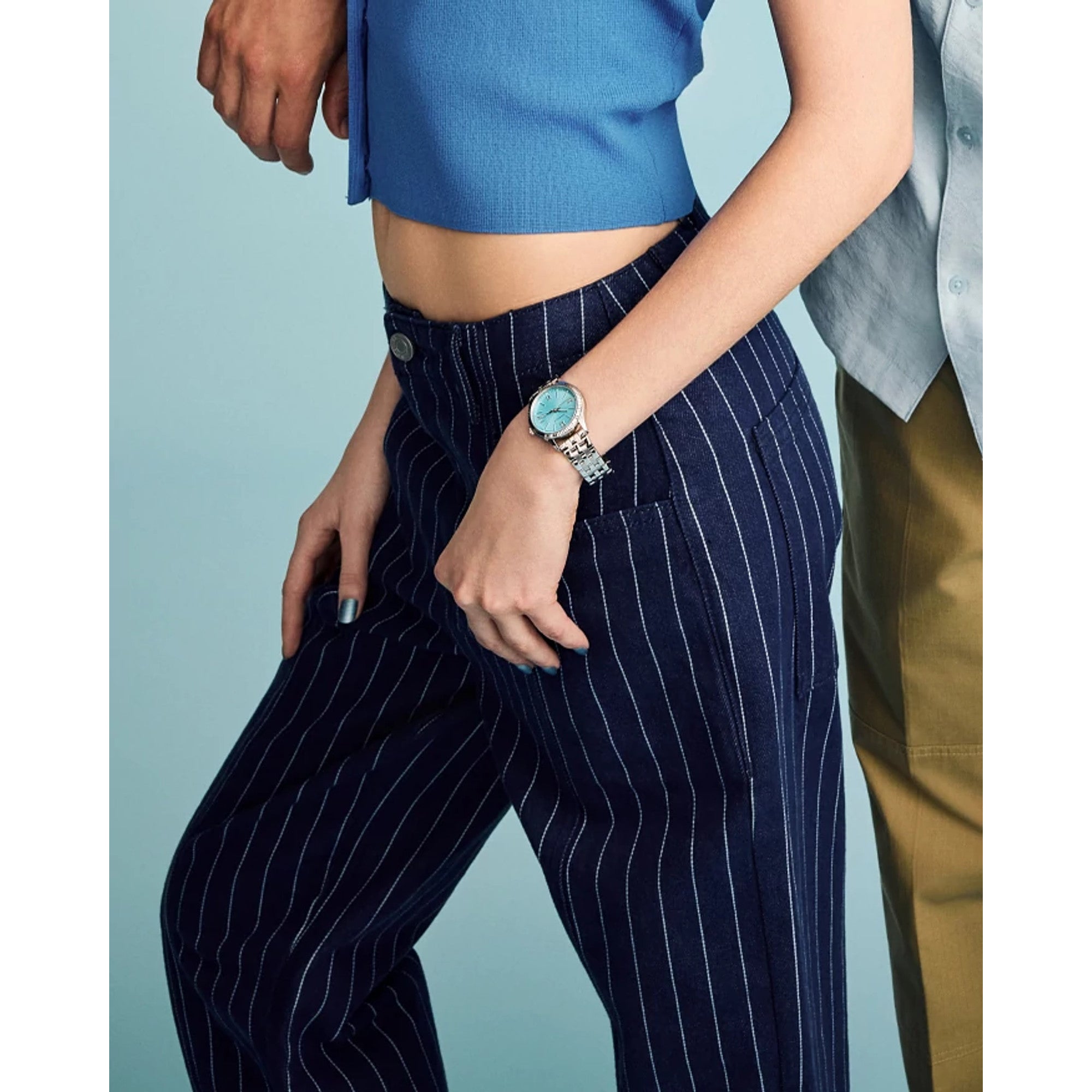Montre Caravelle Dress 43M124, cadran turquoise, mise en situation