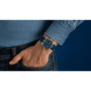 Montre Caravelle Sea Hunter 44B129, cadran bleu, mise en situation