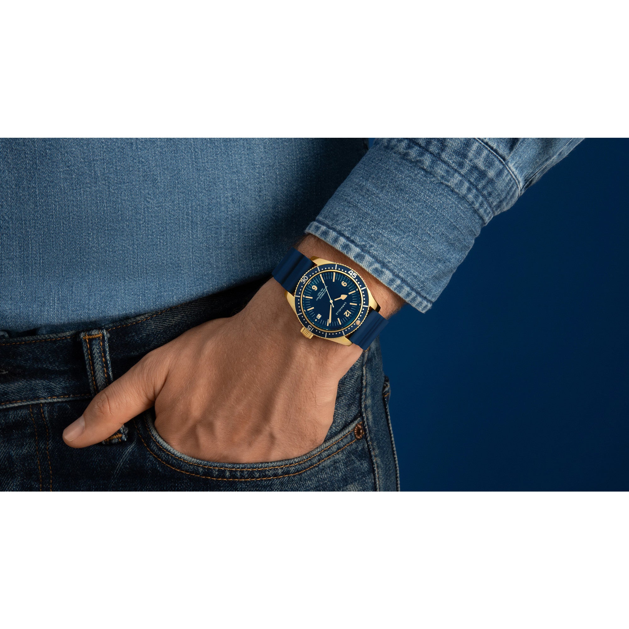 Montre Caravelle Sea Hunter 44B129, cadran bleu, mise en situation