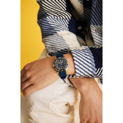 Montre Caravelle Sea Hunter 44B129, cadran bleu, mise en situation