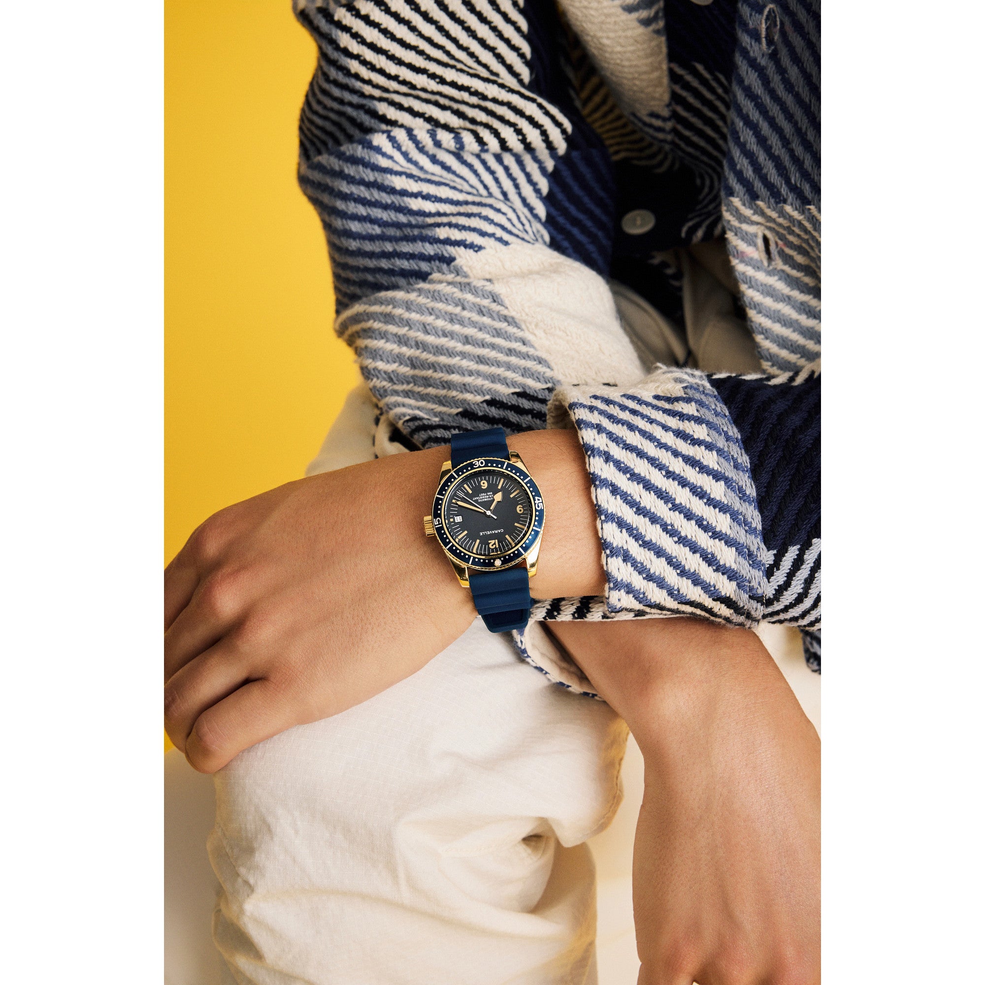 Montre Caravelle Sea Hunter 44B129, cadran bleu, mise en situation