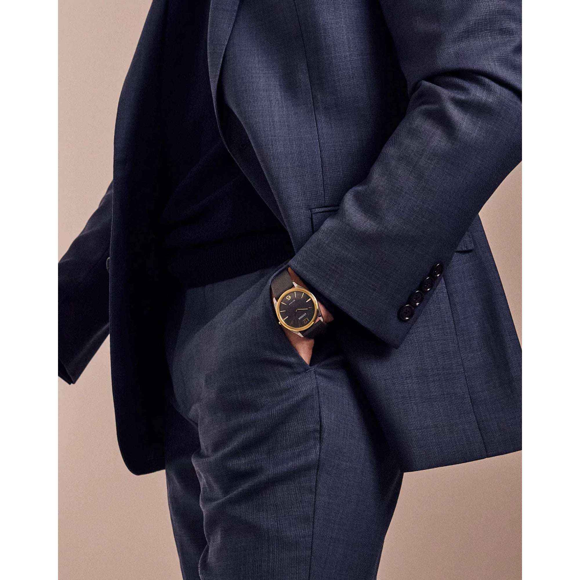 Montre Citizen Suratto AR3124-07H, cadran gris, mise en situation