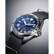 Montre Citizen Promaster Land GMT BJ7150-09L, cadran bleu, mise en situation