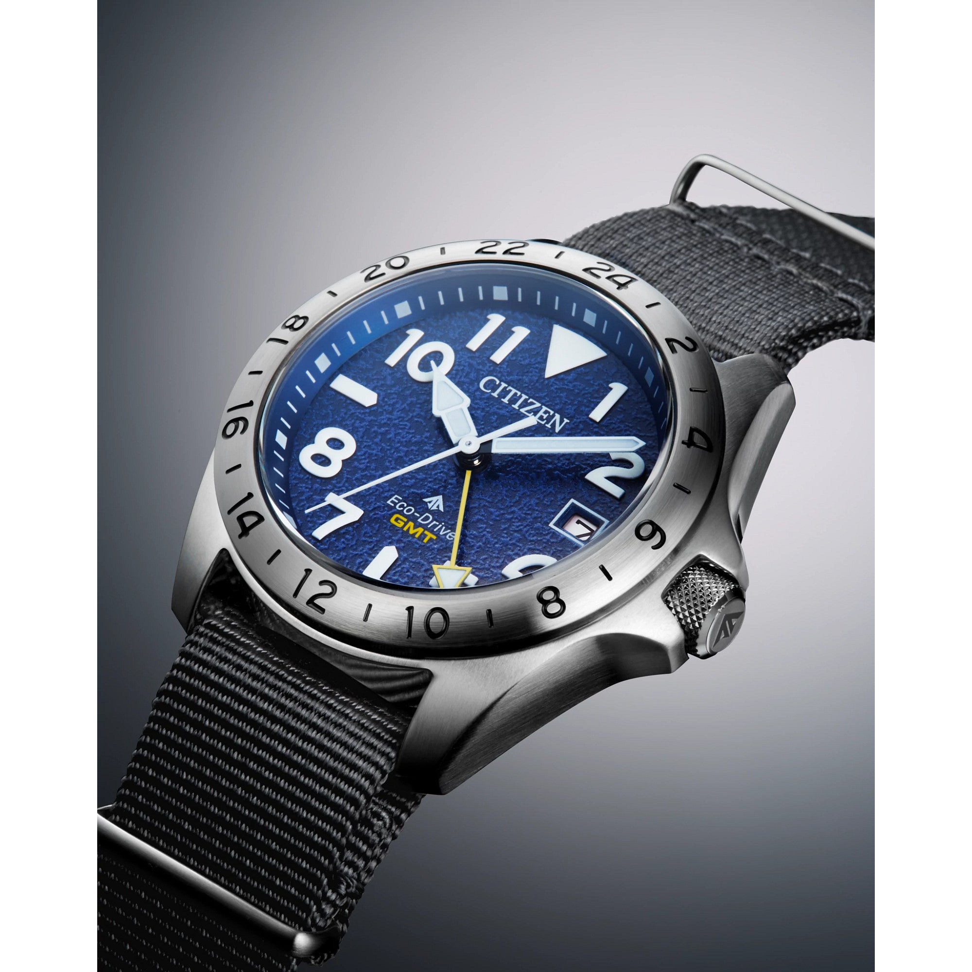 Montre Citizen Promaster Land GMT BJ7150-09L, cadran bleu, mise en situation