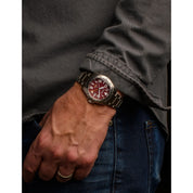 Montre Citizen Promaster Land GMT BJ7150-50W, cadran rouge, mise en situation