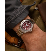 Montre Citizen Promaster Land GMT BJ7150-50W, cadran rouge, mise en situation