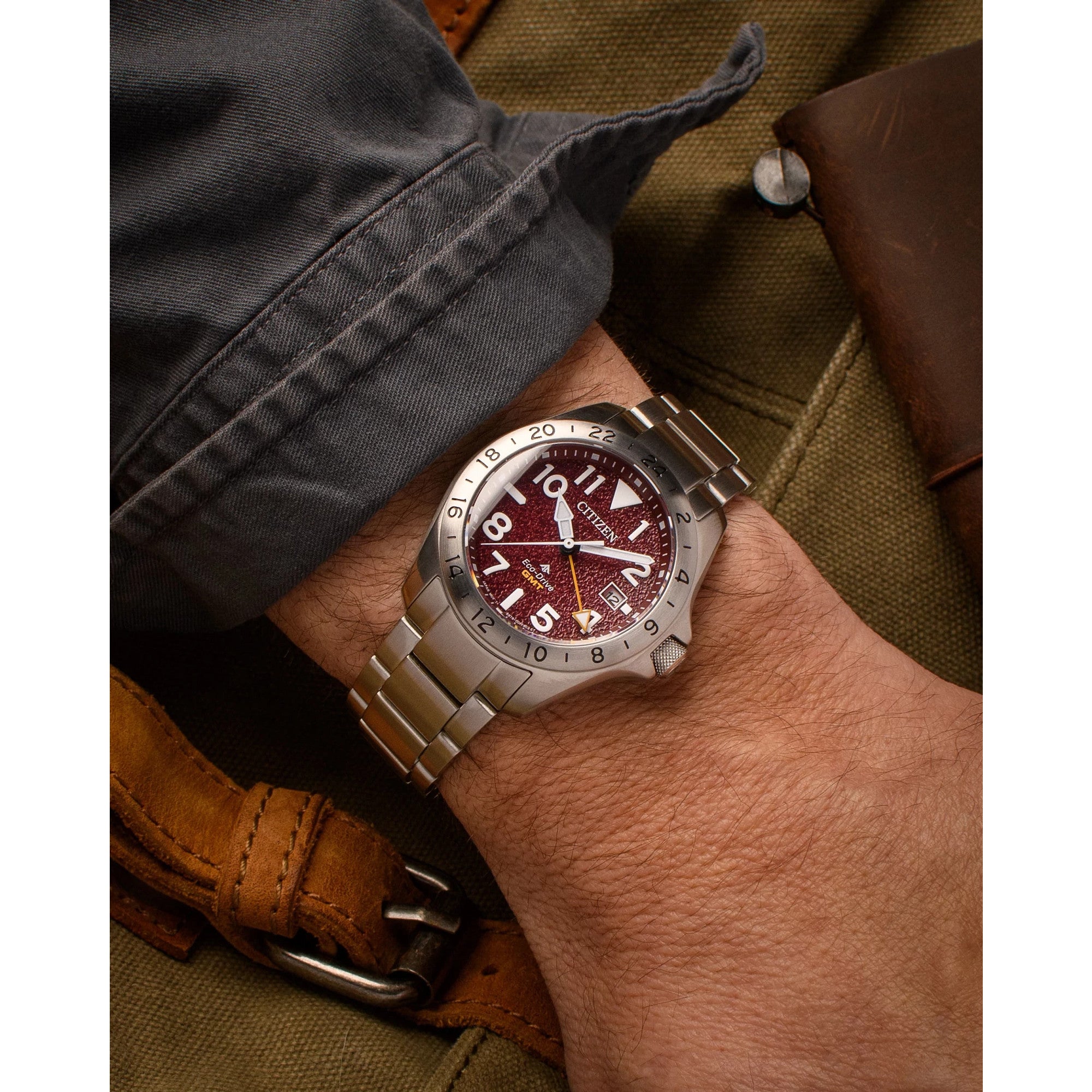 Montre Citizen Promaster Land GMT BJ7150-50W, cadran rouge, mise en situation