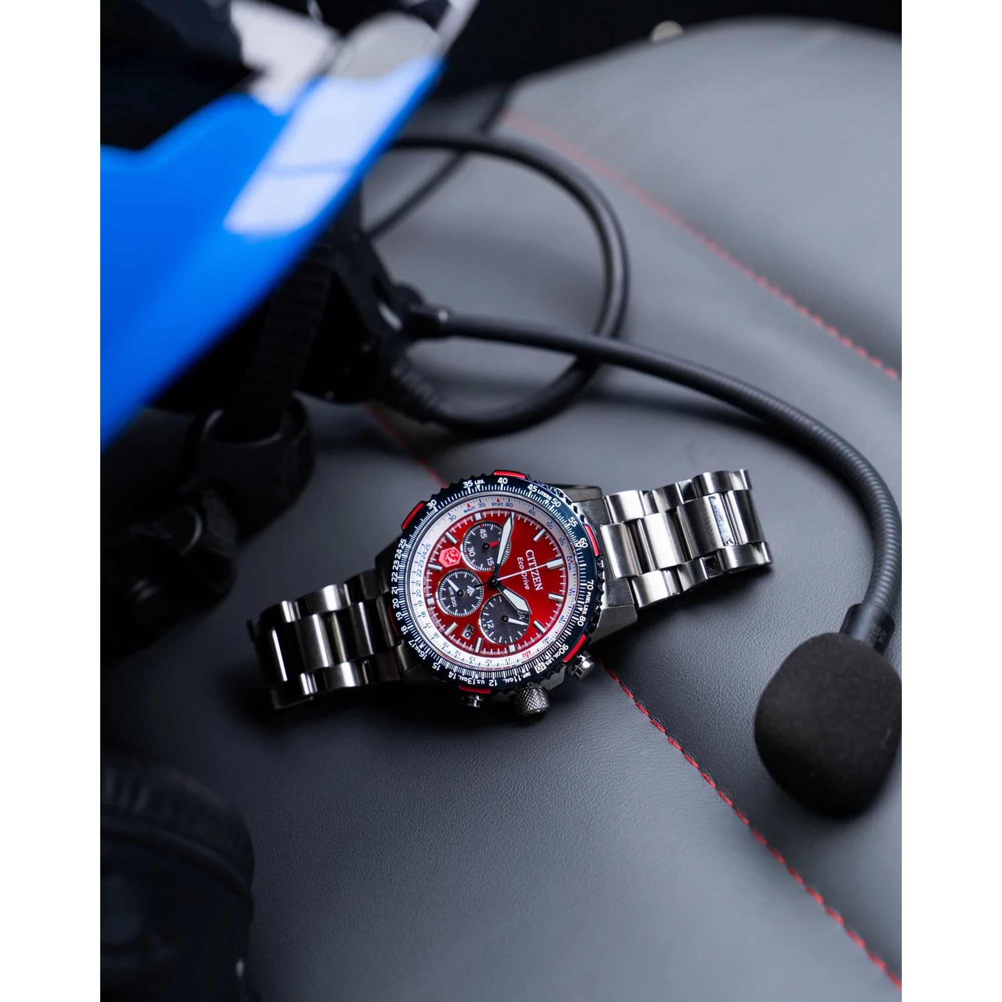 Montre Citizen Promaster Navihawk CA4668-51X, cadran rouge, mise en situation