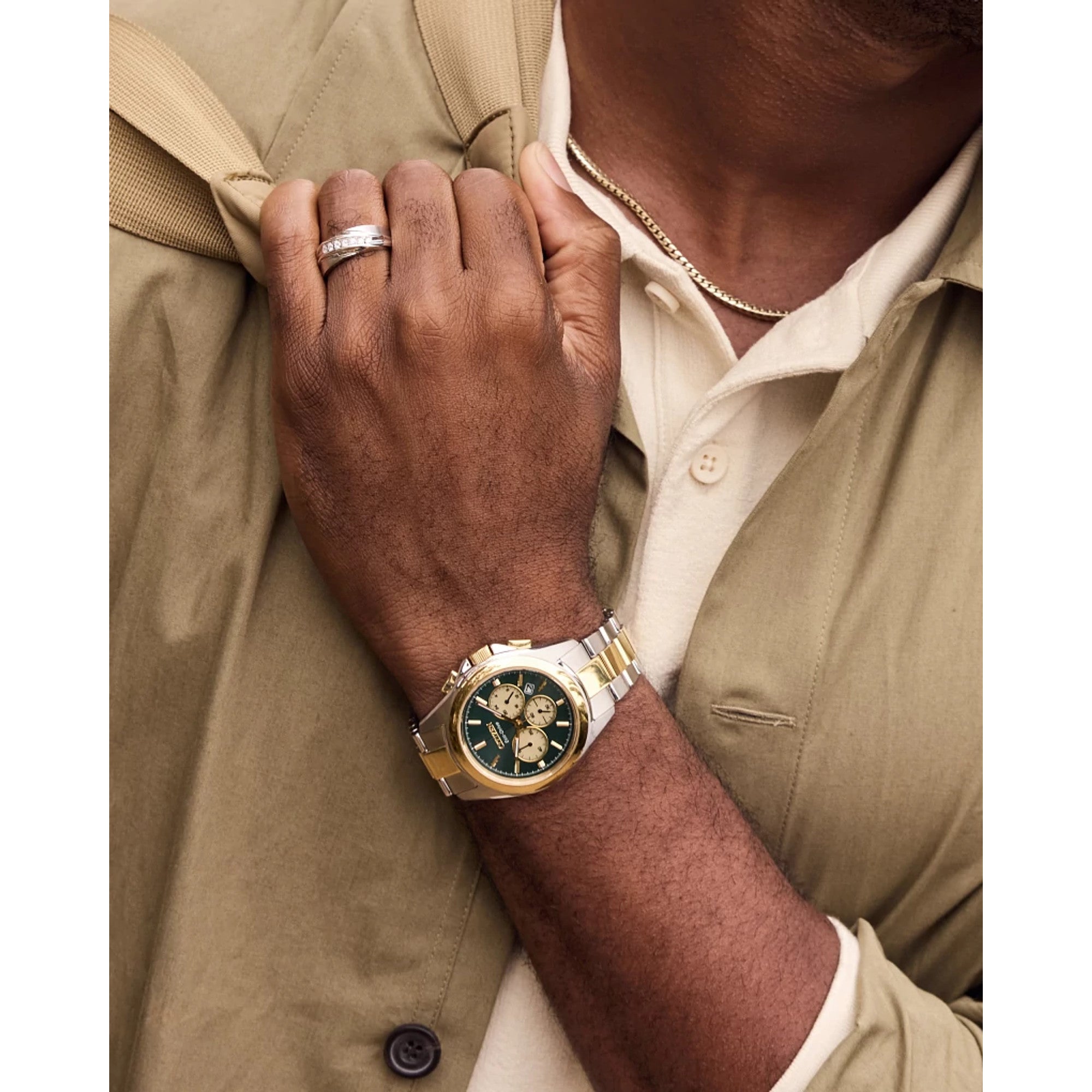 Montre Citizen Sport Luxury CA4684-54X, cadran vert, mise en situation