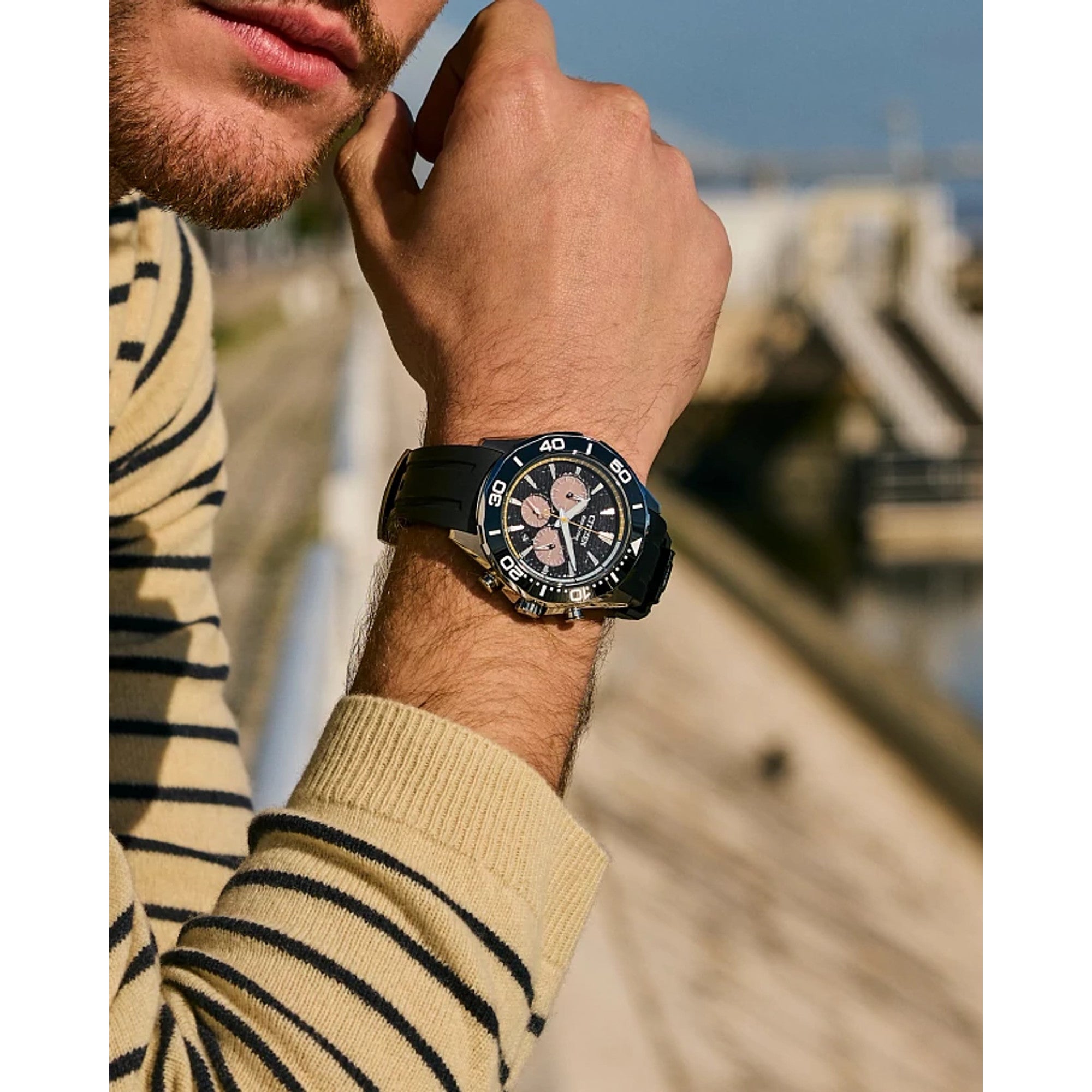 Montre Citizen Endeavor Chrono CA4730-08E, cadran noir, mise en situation