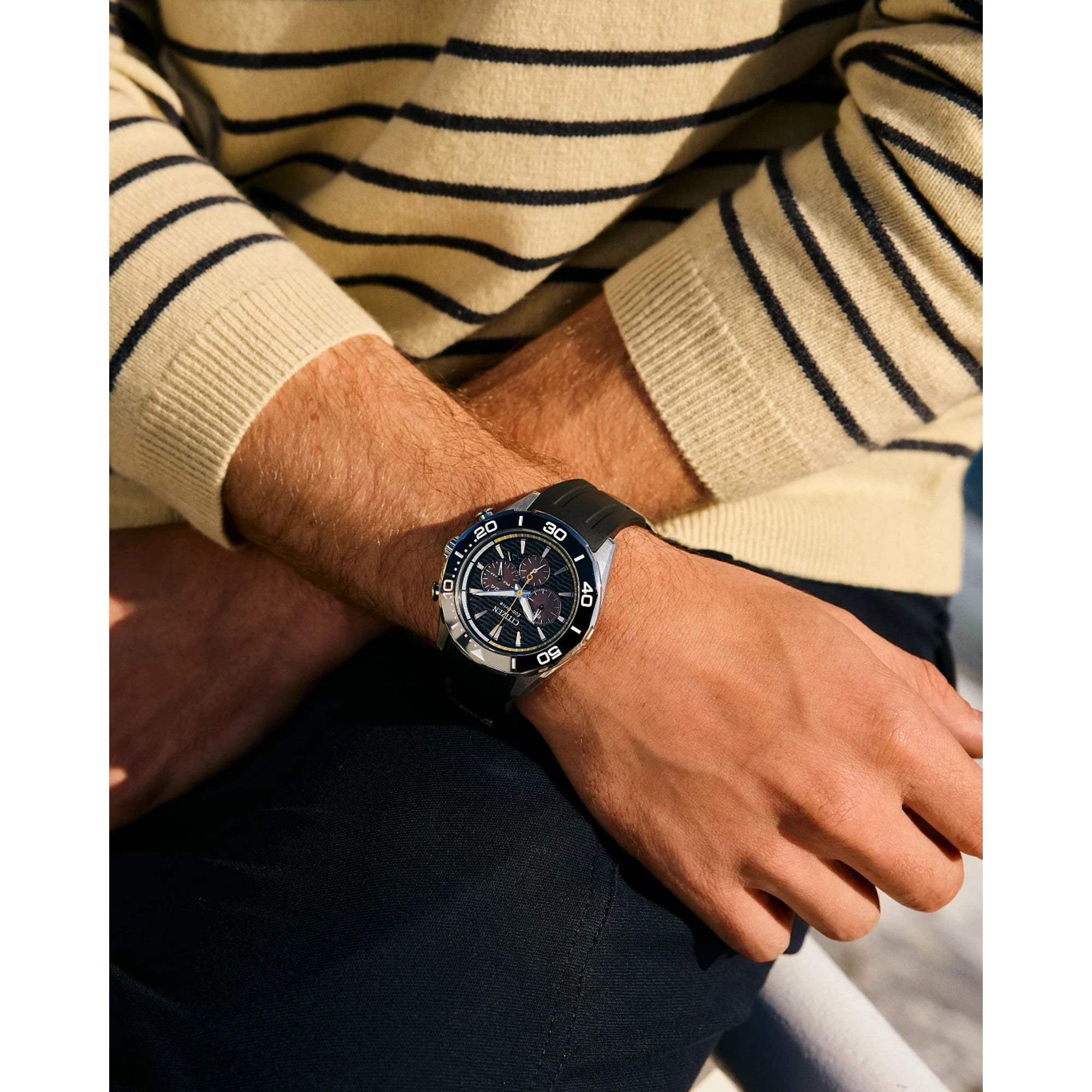 Montre Citizen Endeavor Chrono CA4730-08E, cadran noir, mise en situation