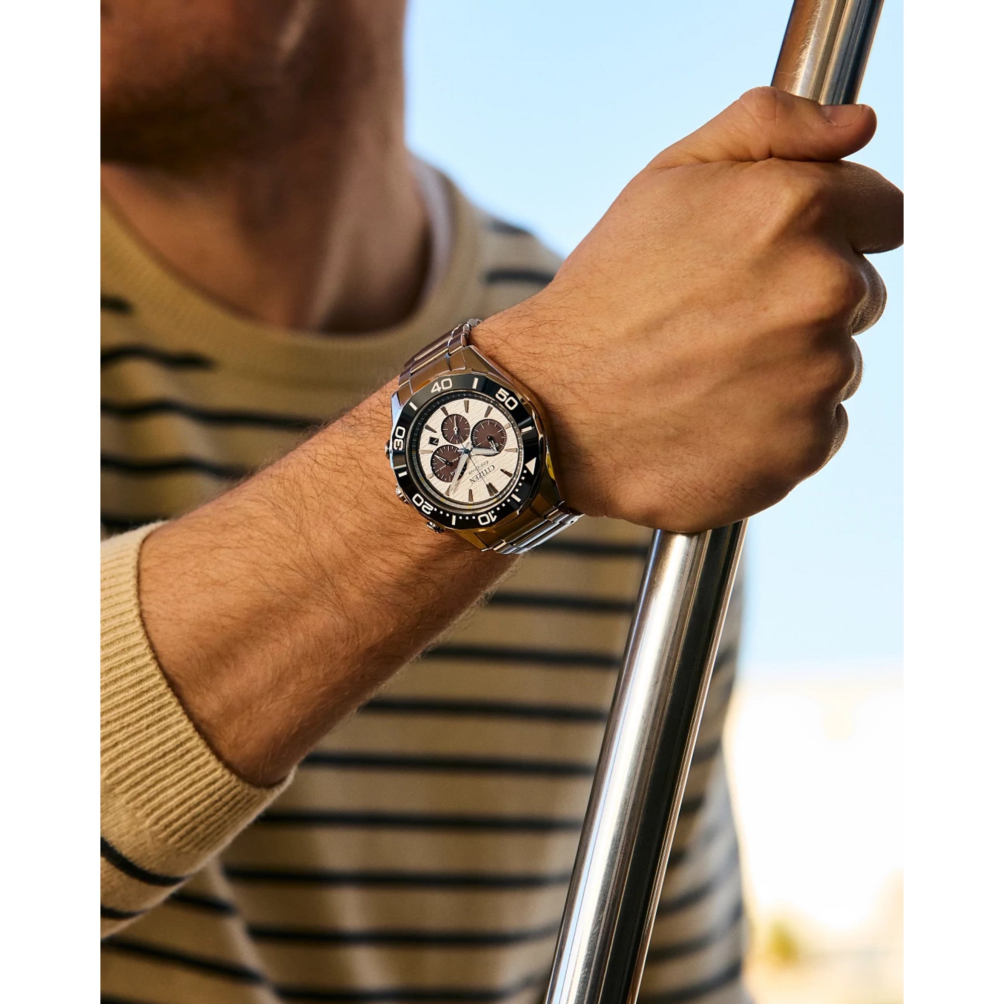 Montre Citizen Endeavor Chrono CA4730-59A, cadran blanc, mise en situation