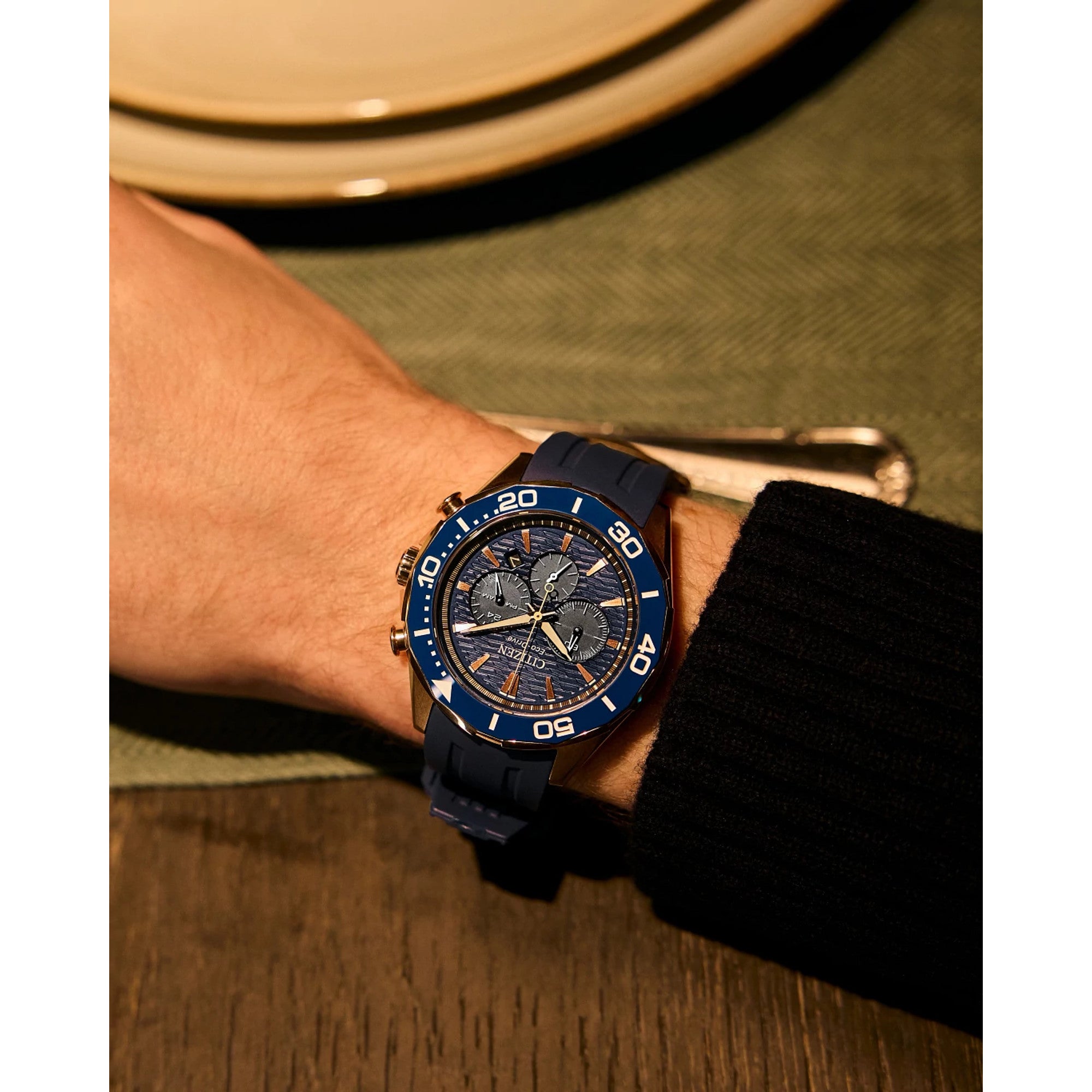 Montre Citizen Endeavor Chrono CA4733-00L, cadran bleu, mise en situation
