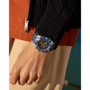 Montre Citizen Endeavor Chrono CA4733-00L, cadran bleu, mise en situation