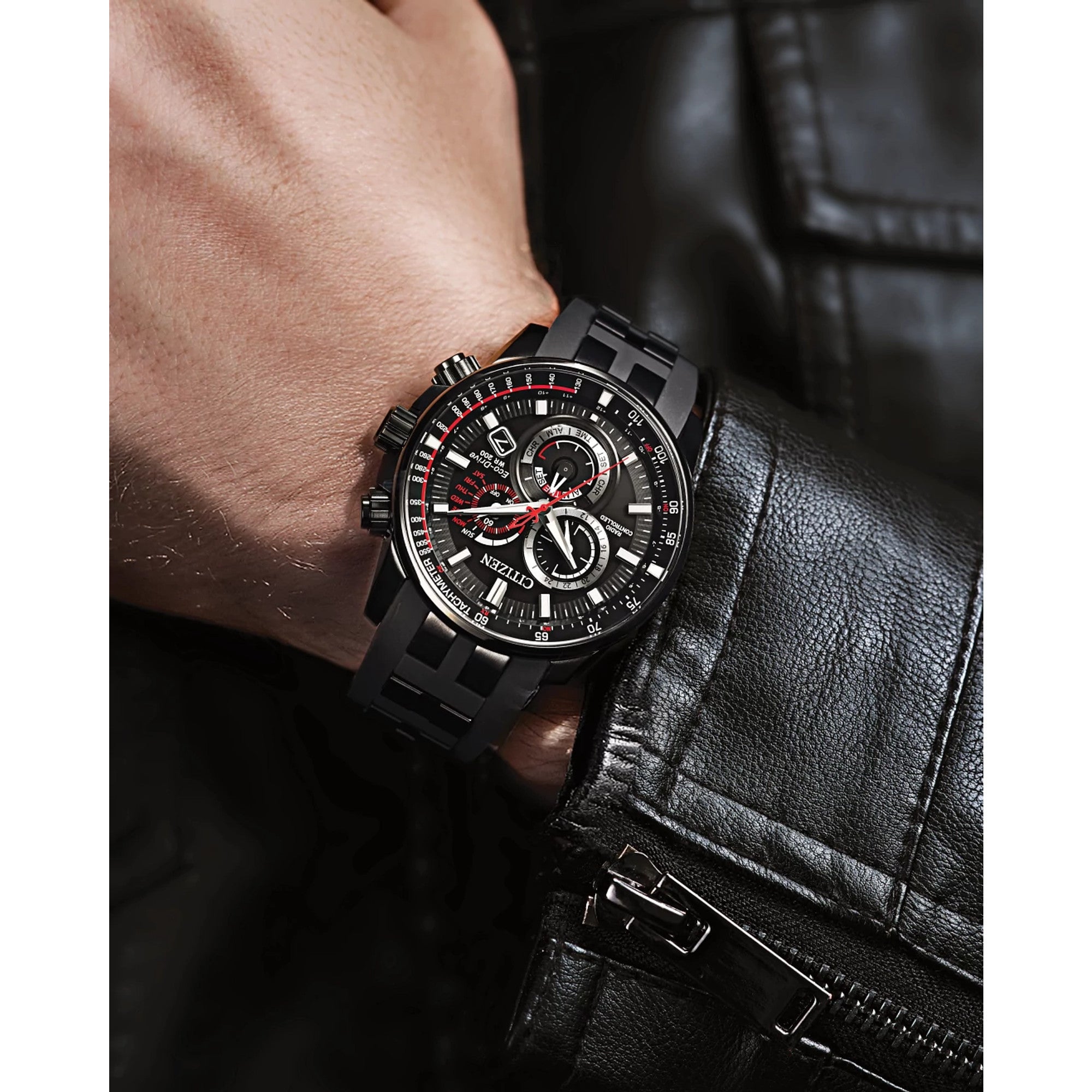 Montre Citizen Perpetual Chrono A-T CB5977-03E, cadran noir, mise en situation