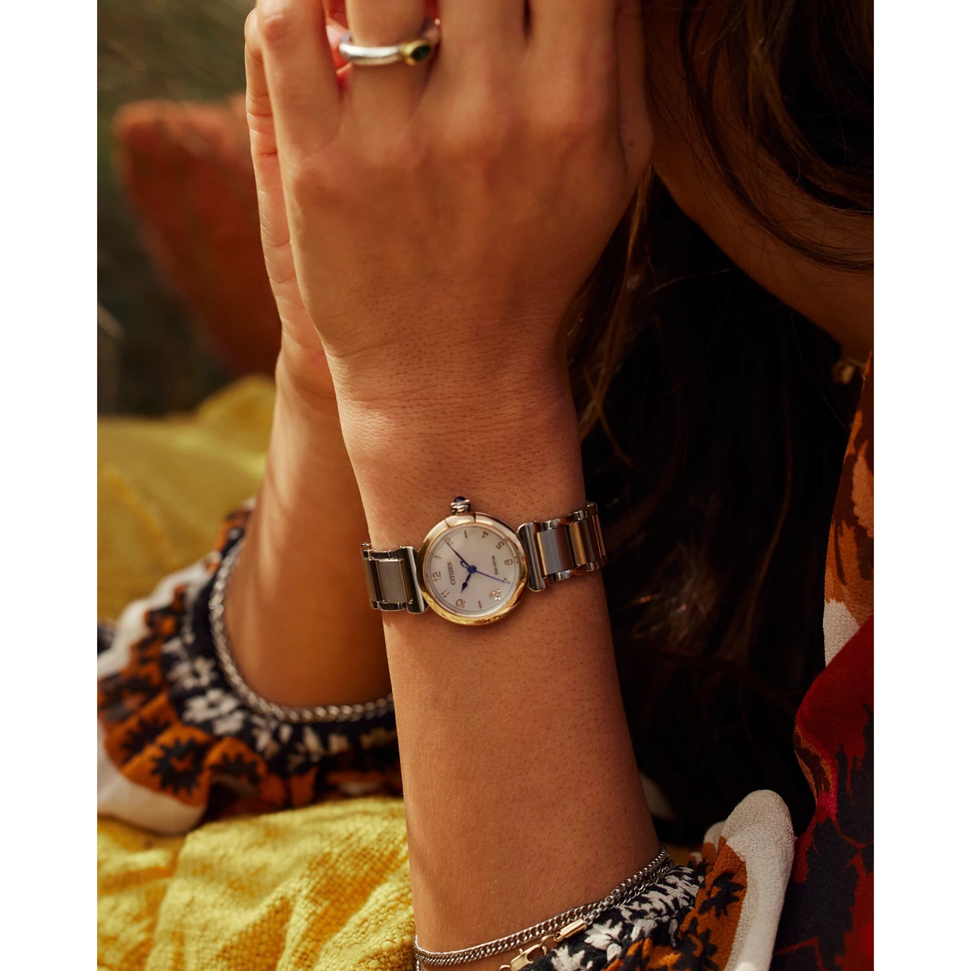 Montre Citizen L Mae EM1136-87D, cadran blanc, mise en situation