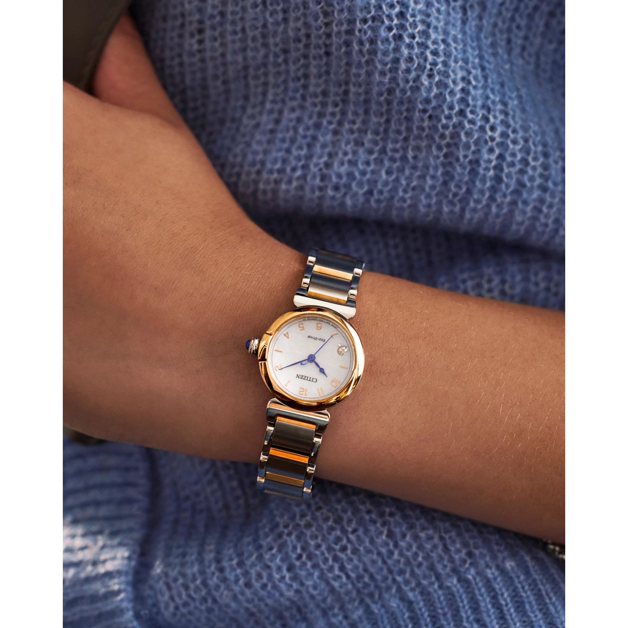 Montre Citizen L Mae EM1136-87D, cadran blanc, mise en situation