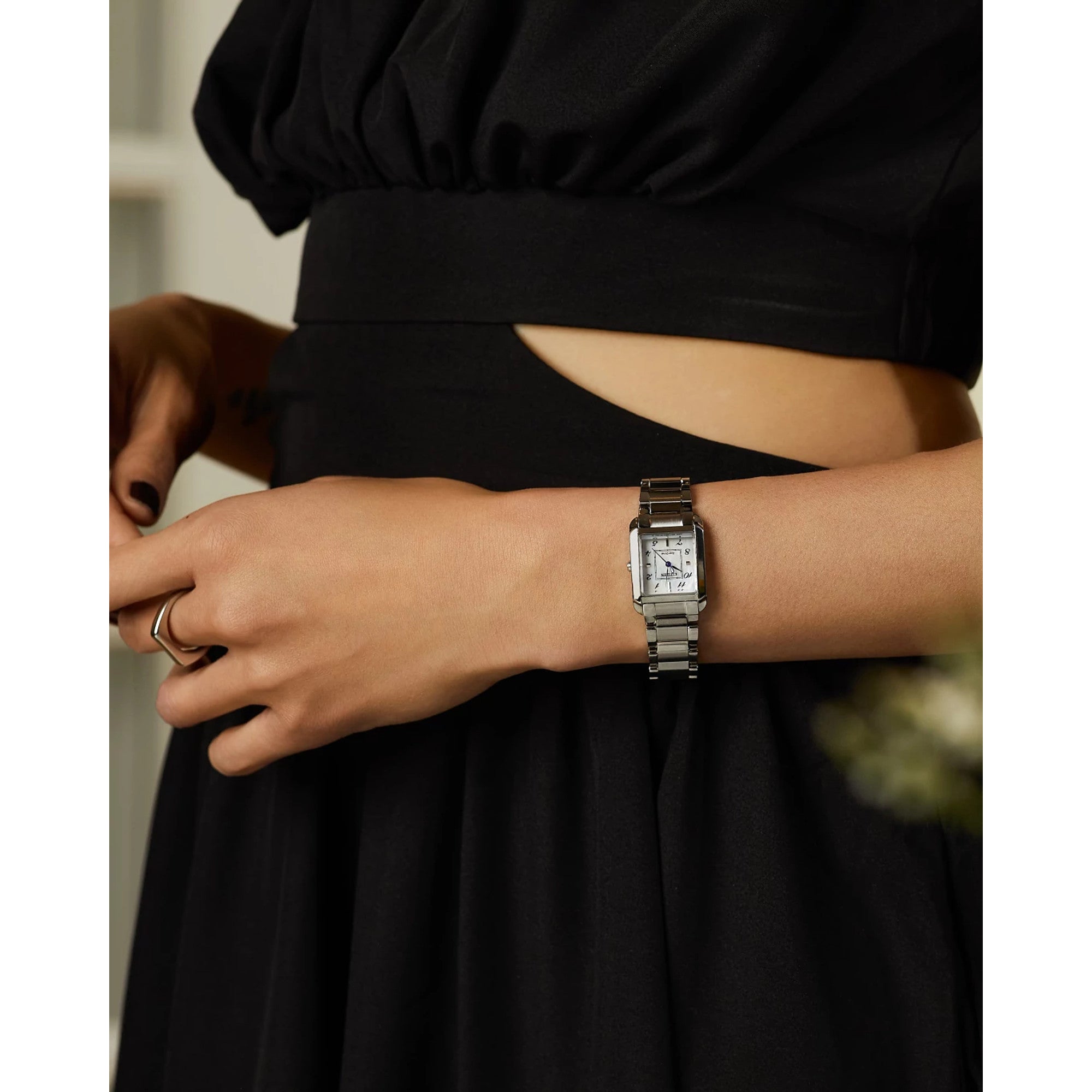 Montre Citizen L Bianca EW5600-52D, cadran nacre, mise en situation