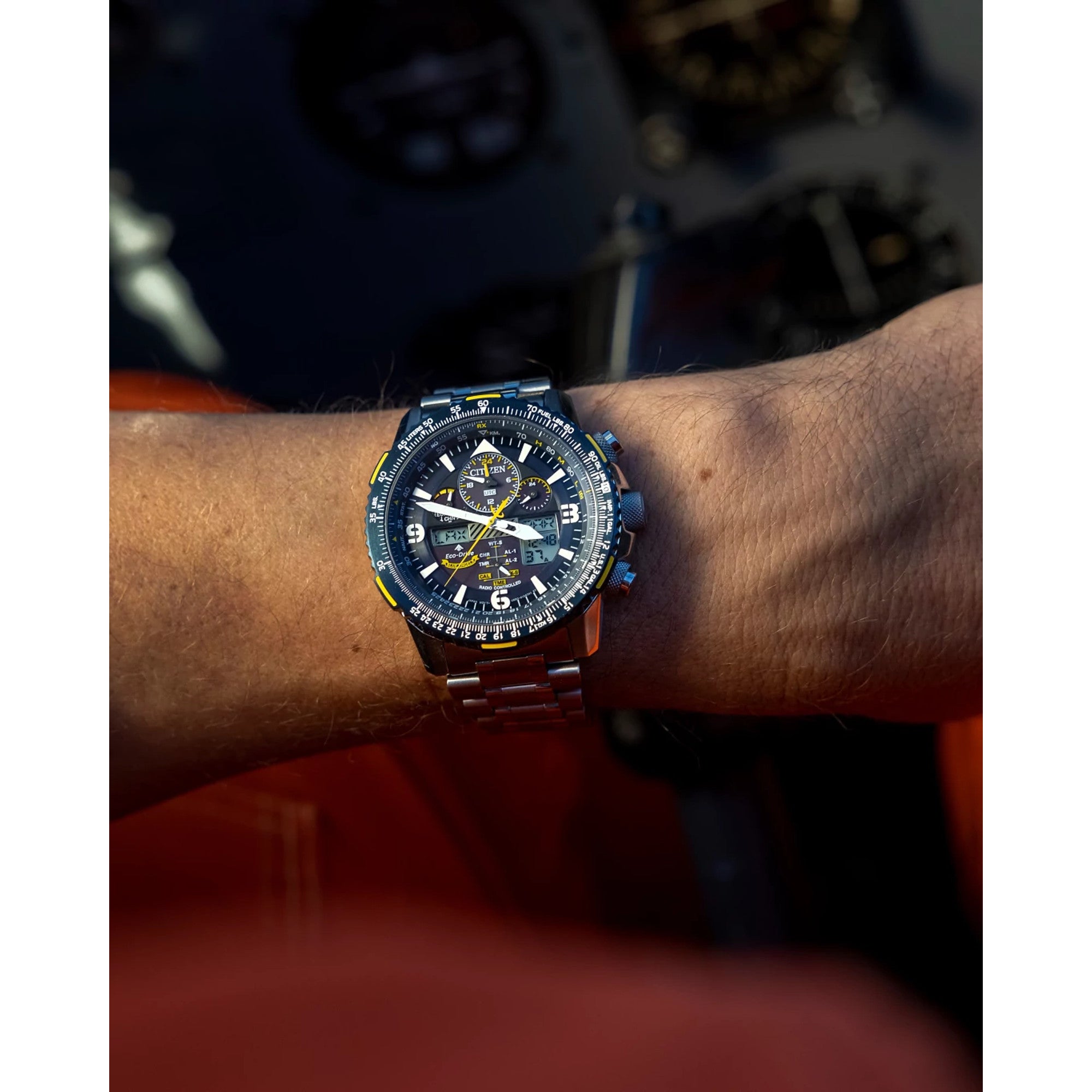 Montre Citizen Promaster Skyhawk A-T JY8078-52L, cadran bleu, mise en situation