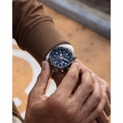 Montre Citizen Promaster Skyhawk A-T JY8078-52L, cadran bleu, mise en situation