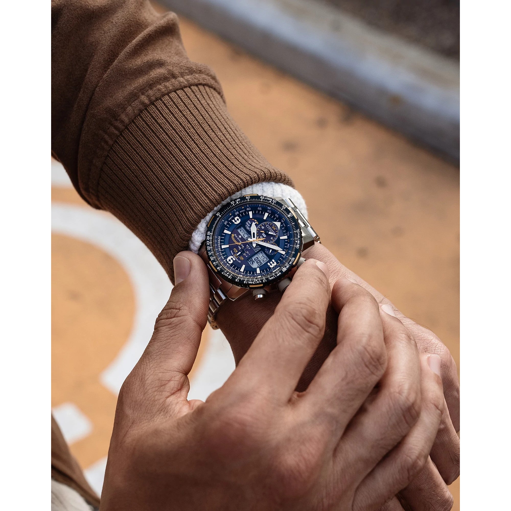 Montre Citizen Promaster Skyhawk A-T JY8078-52L, cadran bleu, mise en situation