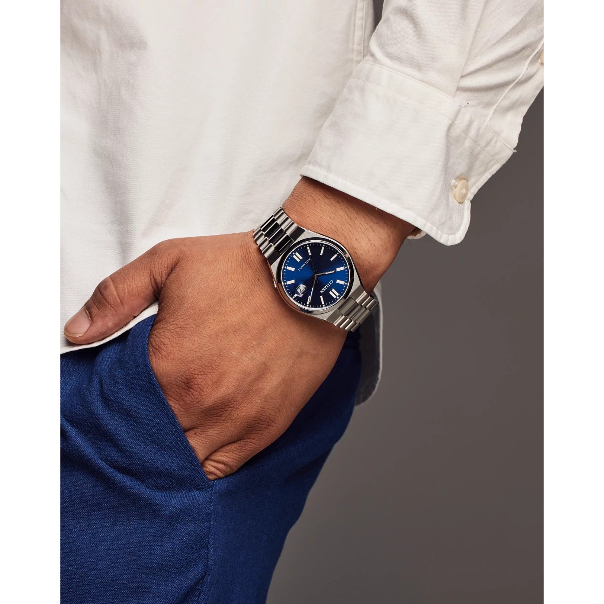 Montre Citizen Tsuyosa NJ0150-56L, cadran bleu, mise en situation