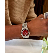 Montre Citizen Tsuyosa NJ0150-56W, cadran rouge, mise en situation