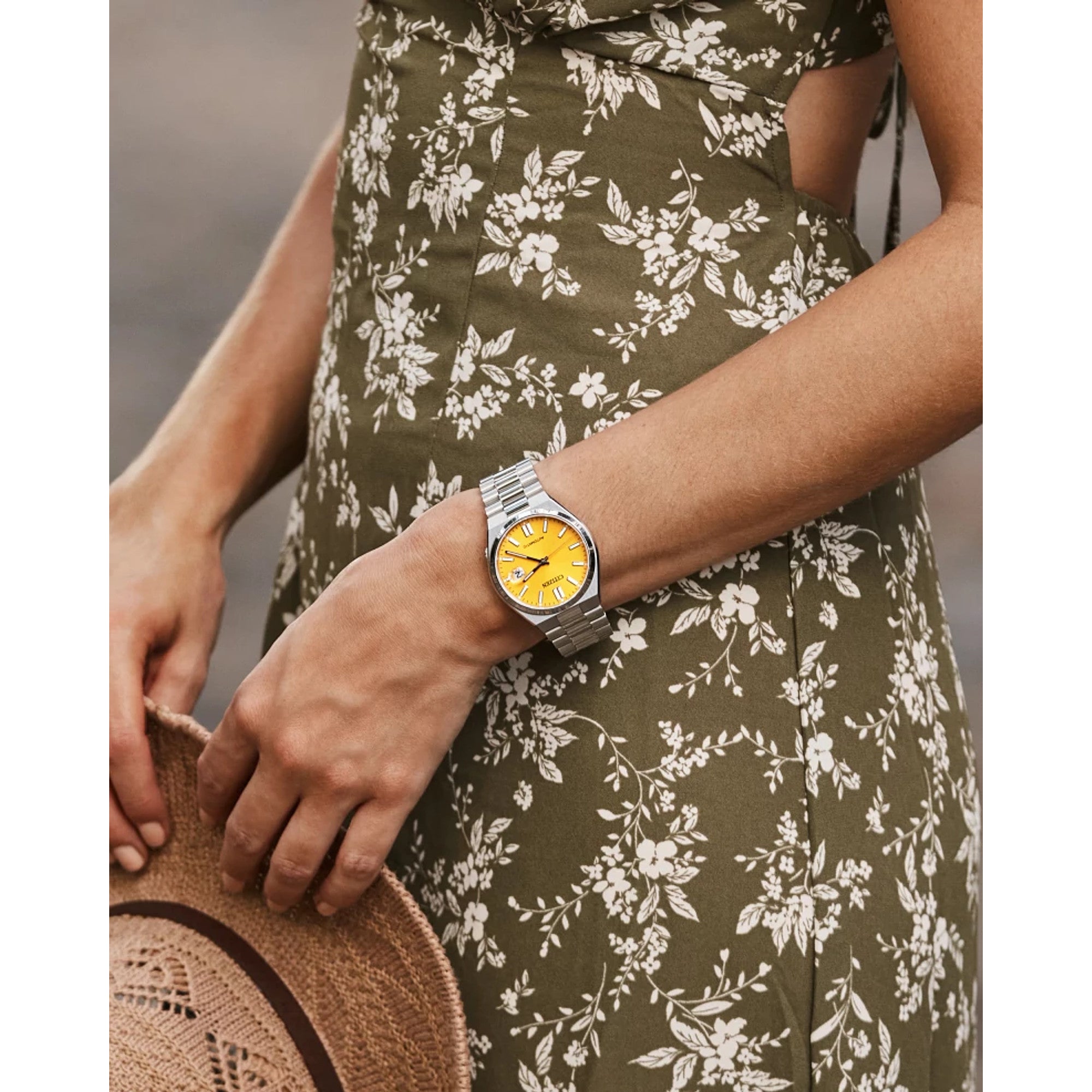 Montre Citizen Tsuyosa NJ0150-56Z, cadran jaune, mise en situation