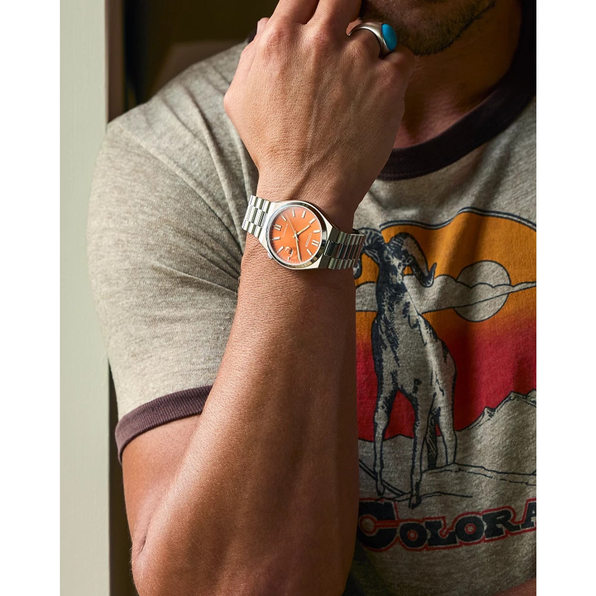 Montre Citizen Tsuyosa NJ0151-53Z, cadran orange, mise en situation
