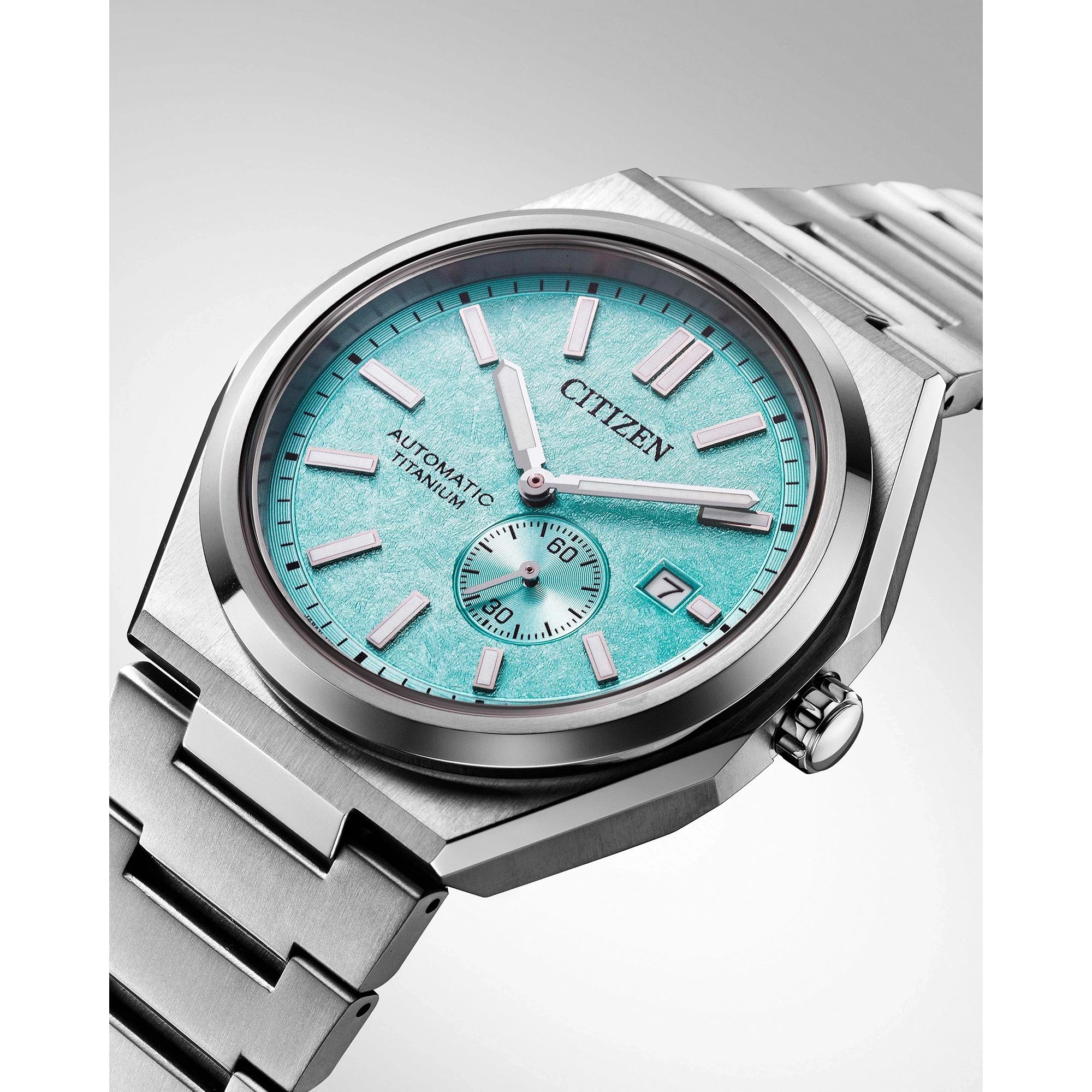 Montre Citizen Zenshin Mechanical NJ0180-80M, cadran turquoise, mise en situation
