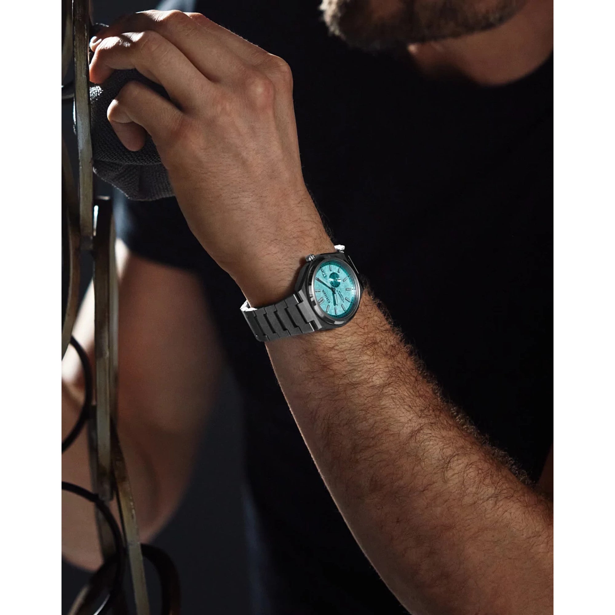 Montre Citizen Zenshin Mechanical NJ0180-80M, cadran turquoise, mise en situation