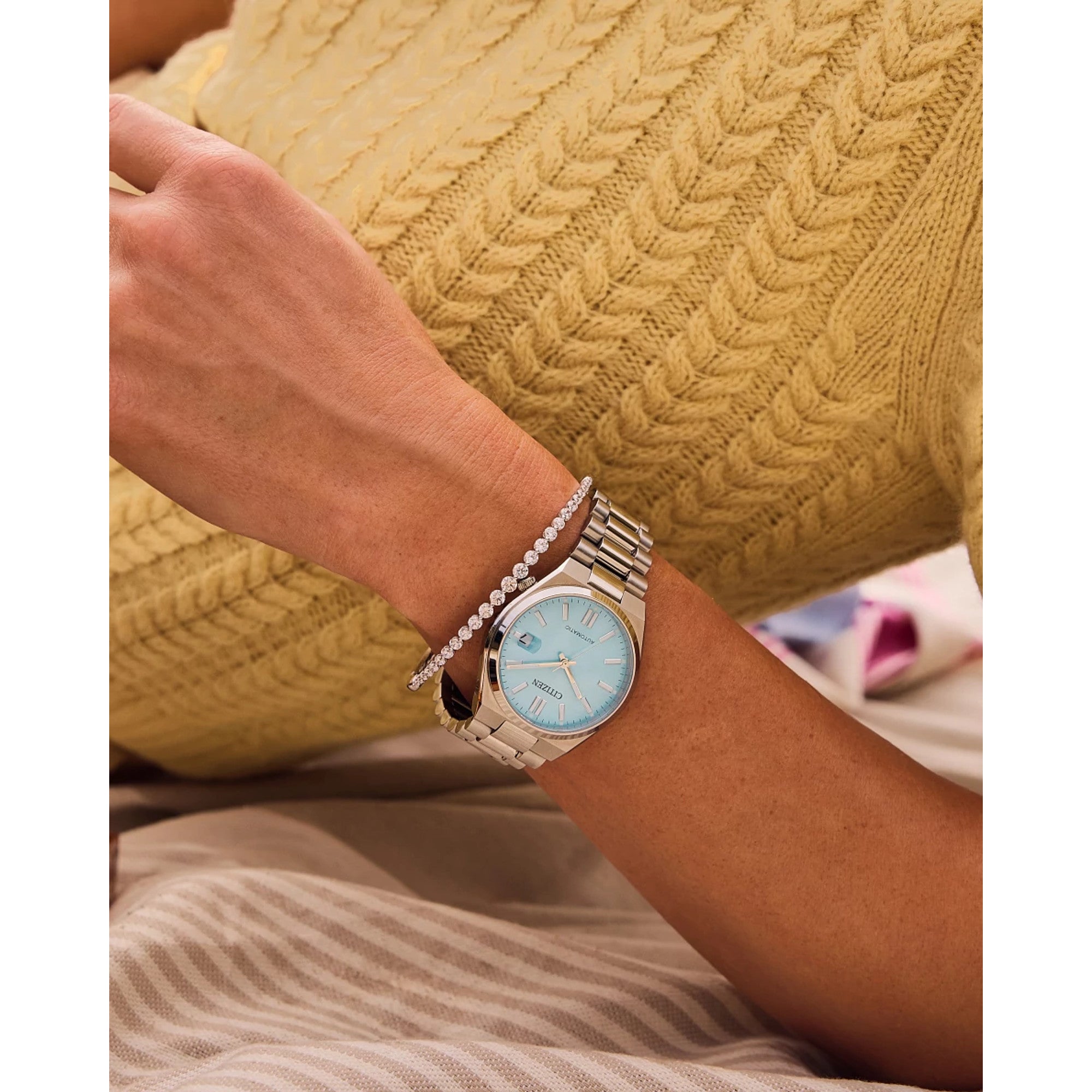Montre Citizen Tsuyosa NJ0200-50L, cadran turquoise, mise en situation