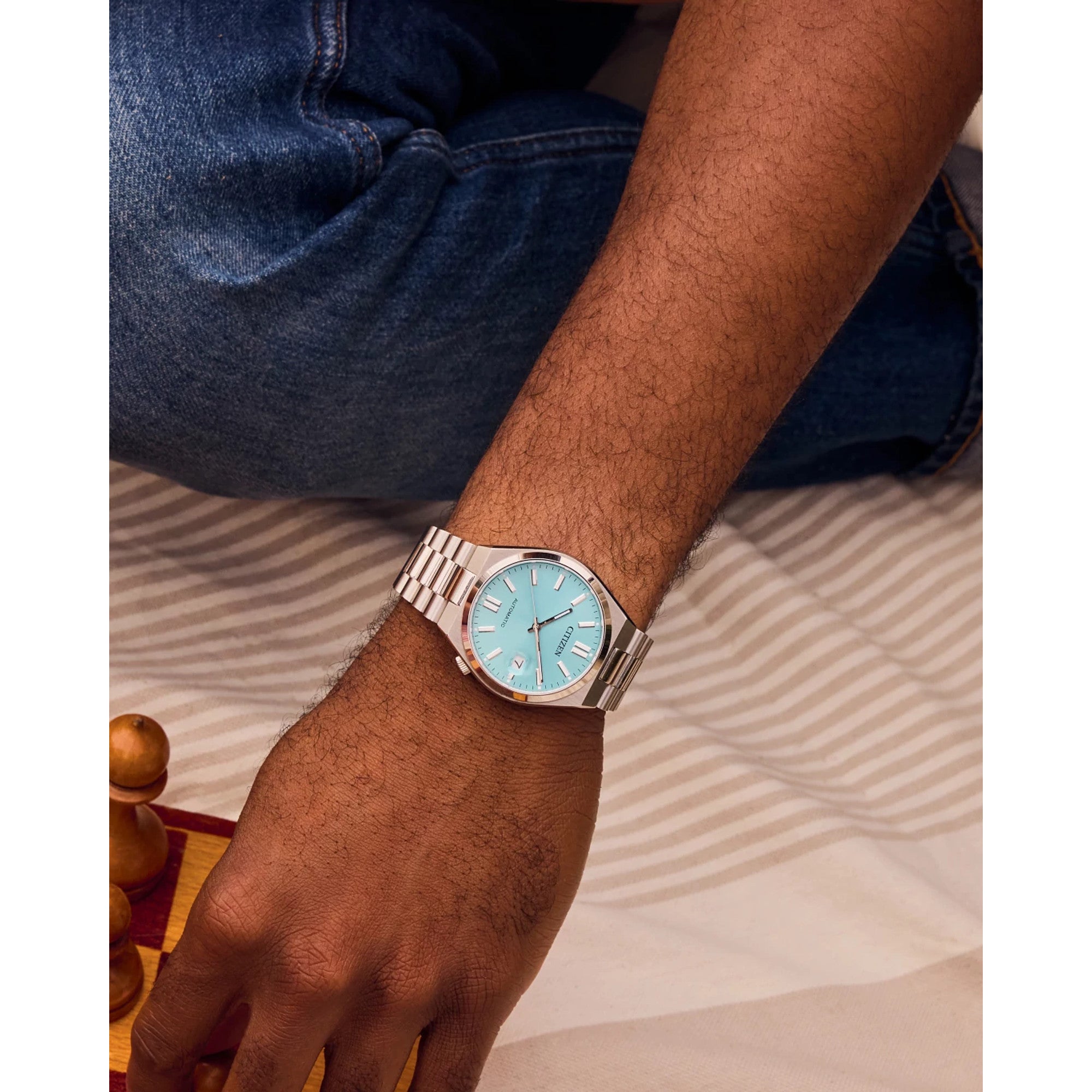 Montre Citizen Tsuyosa NJ0200-50L, cadran turquoise, mise en situation