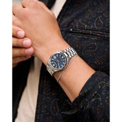 Montre Citizen Tsuyosa NJ0200-50M, cadran bleu, mise en situation