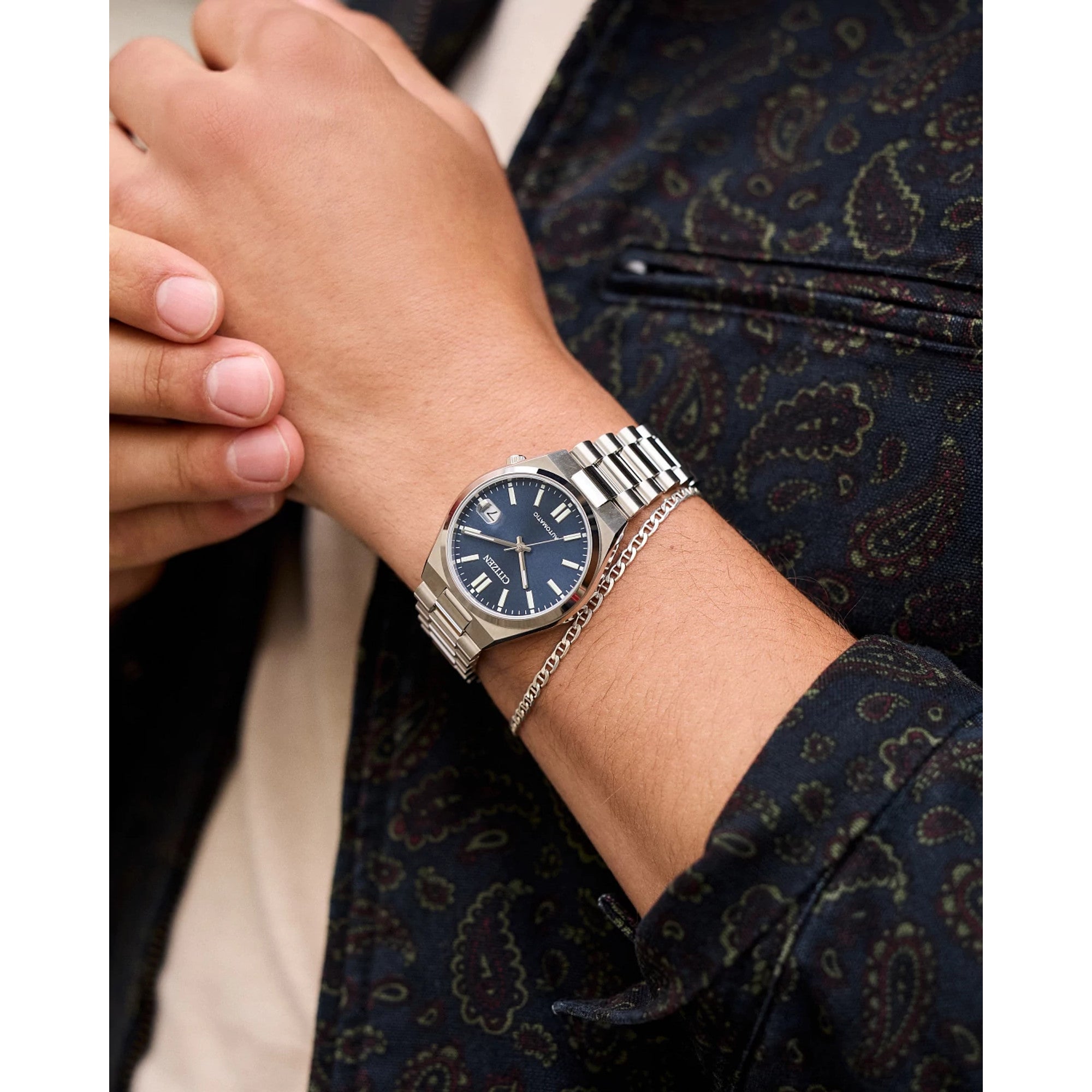 Montre Citizen Tsuyosa NJ0200-50M, cadran bleu, mise en situation
