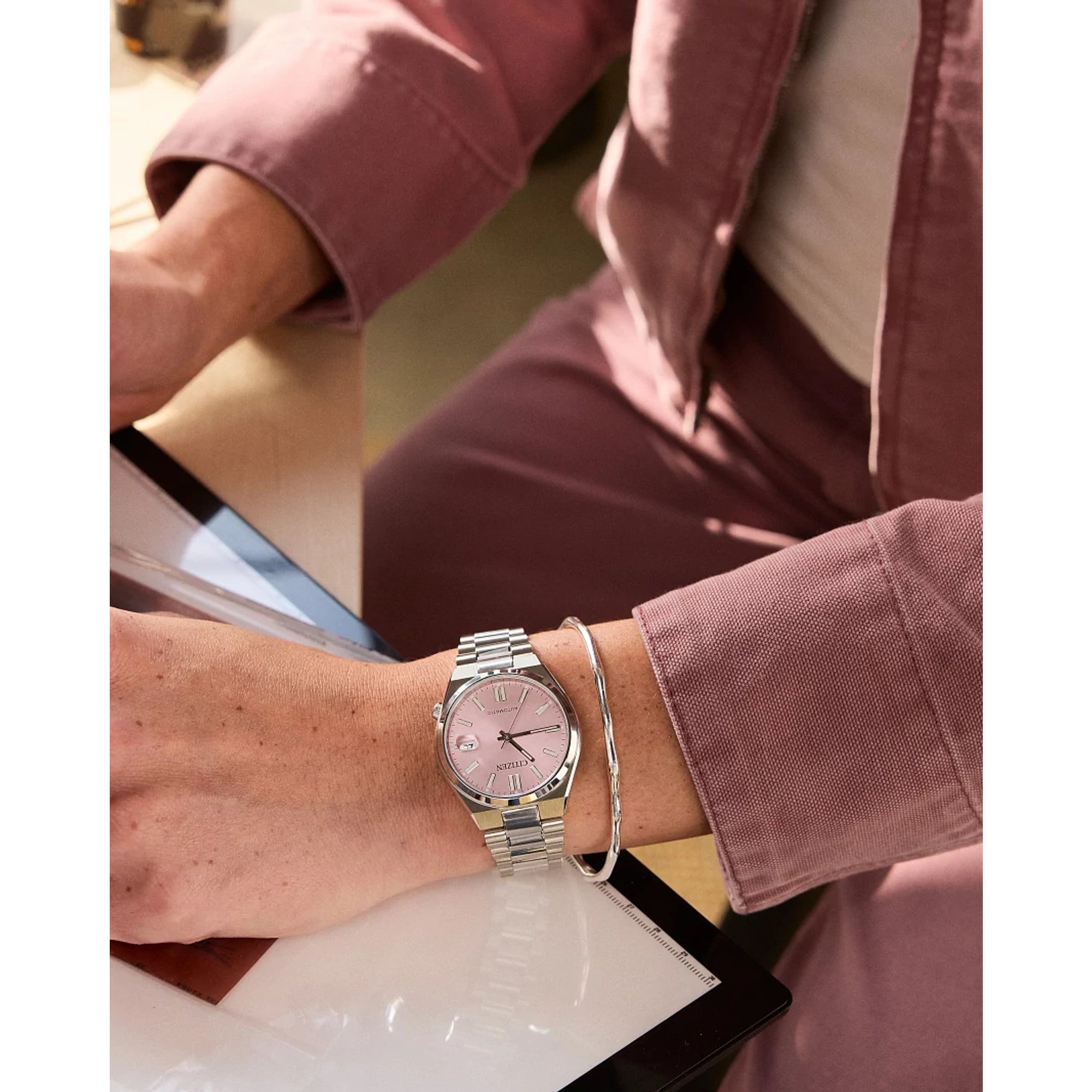 Montre Citizen Tsuyosa NJ0200-50Z, cadran rose, mise en situation