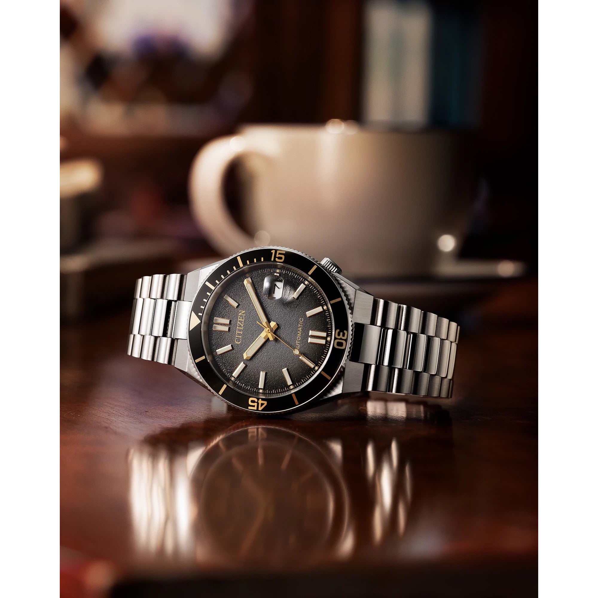 Montre Citizen Tsuyosa NJ0238-57E, cadran noir, mise en situation