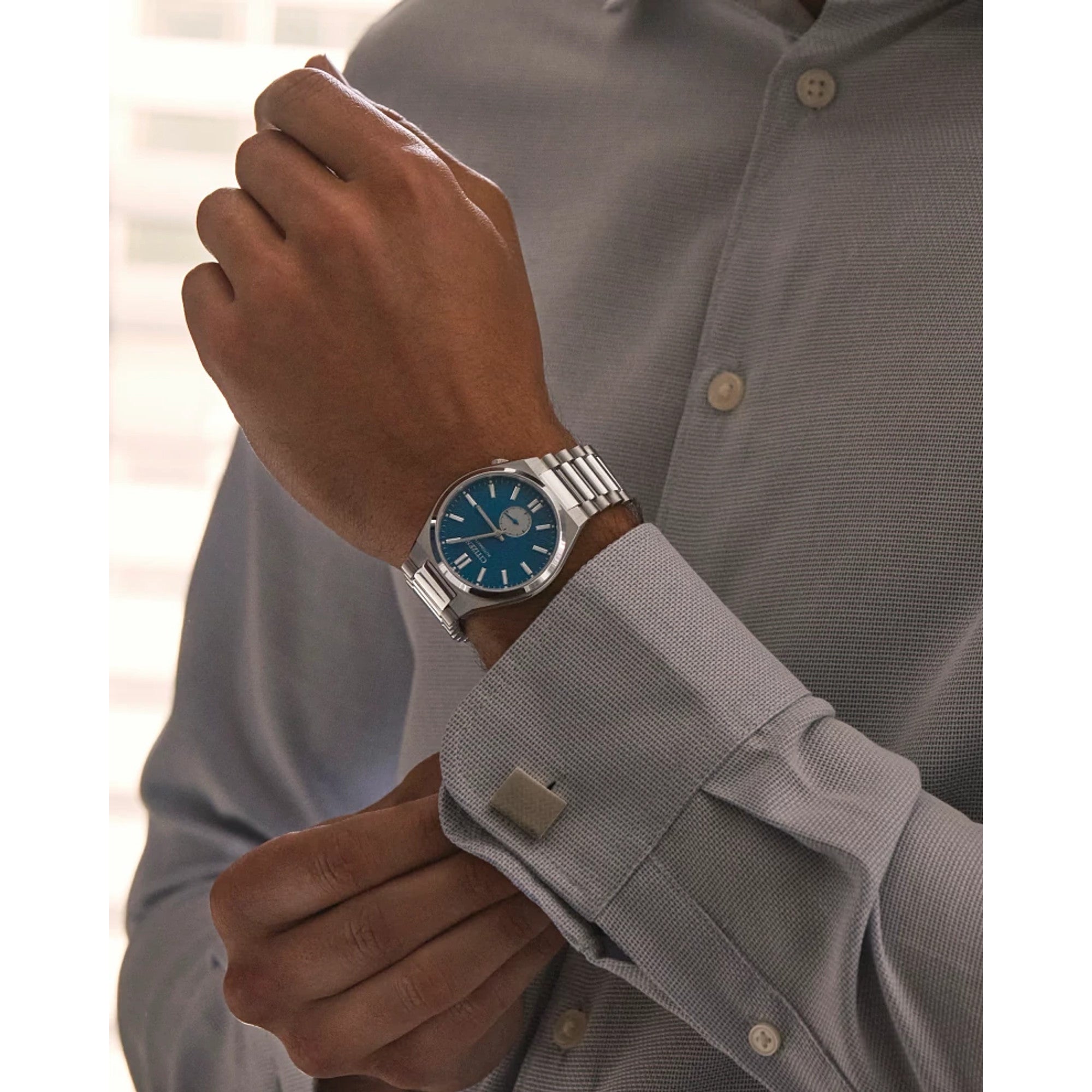 Montre Citizen Tsuyosa NK5010-51L, cadran bleu, mise en situation
