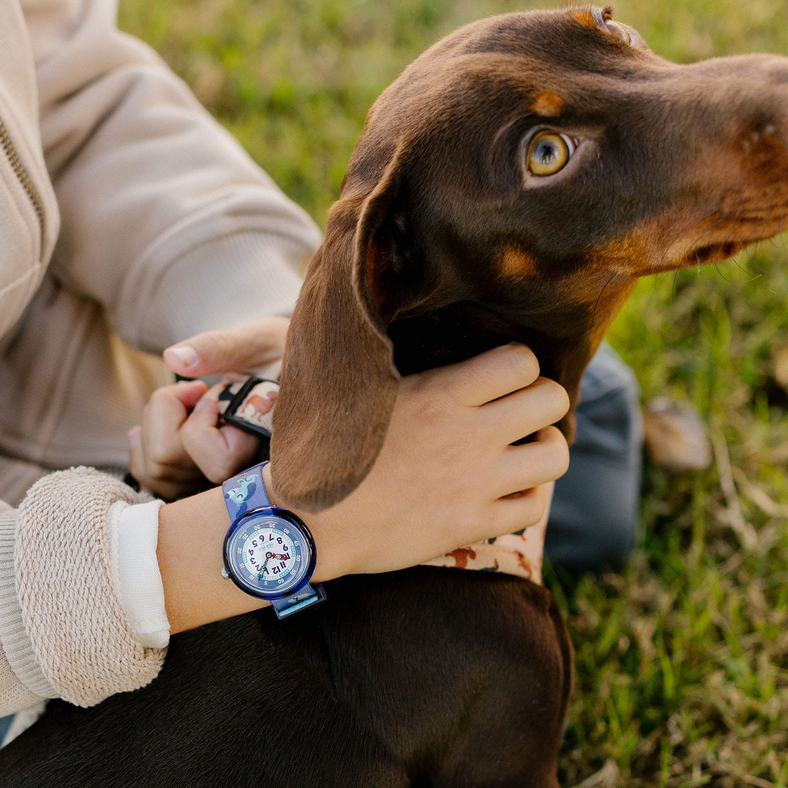 Montre flikflak Cutie Puppy ZFBNP237, cadran bleu, portée au poignet