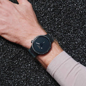 Montre Swatch Big Bold Bioceramic Basalt SB03B110, cadran noir, portée au poignet