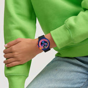 Montre Swatch Big Bold Neon Party to the Max SB06N102, cadran noir, portée au poignet
