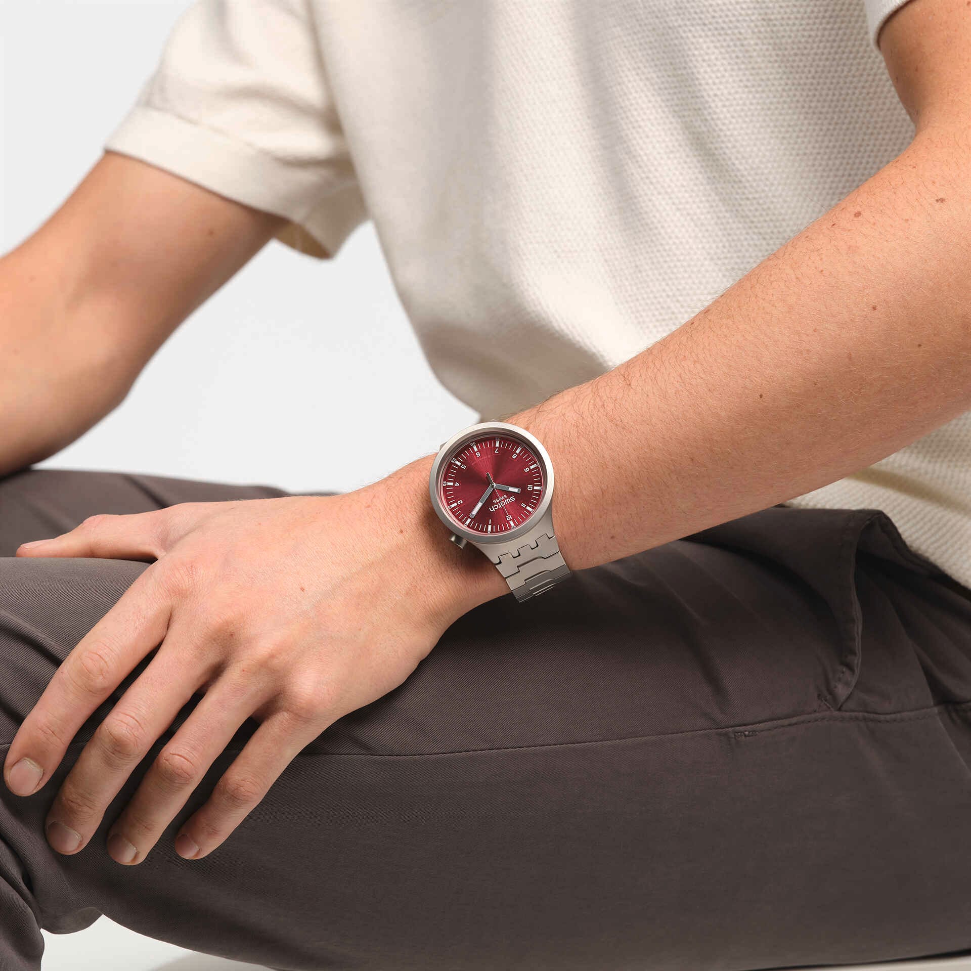 Montre Swatch Big Bold Scarlet Shimmer SB07S104G, cadran rouge, portée au poignet