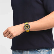 Montre Swatch Big Bold Bolden Yellow SB07S109, cadran jaune, portée au poignet