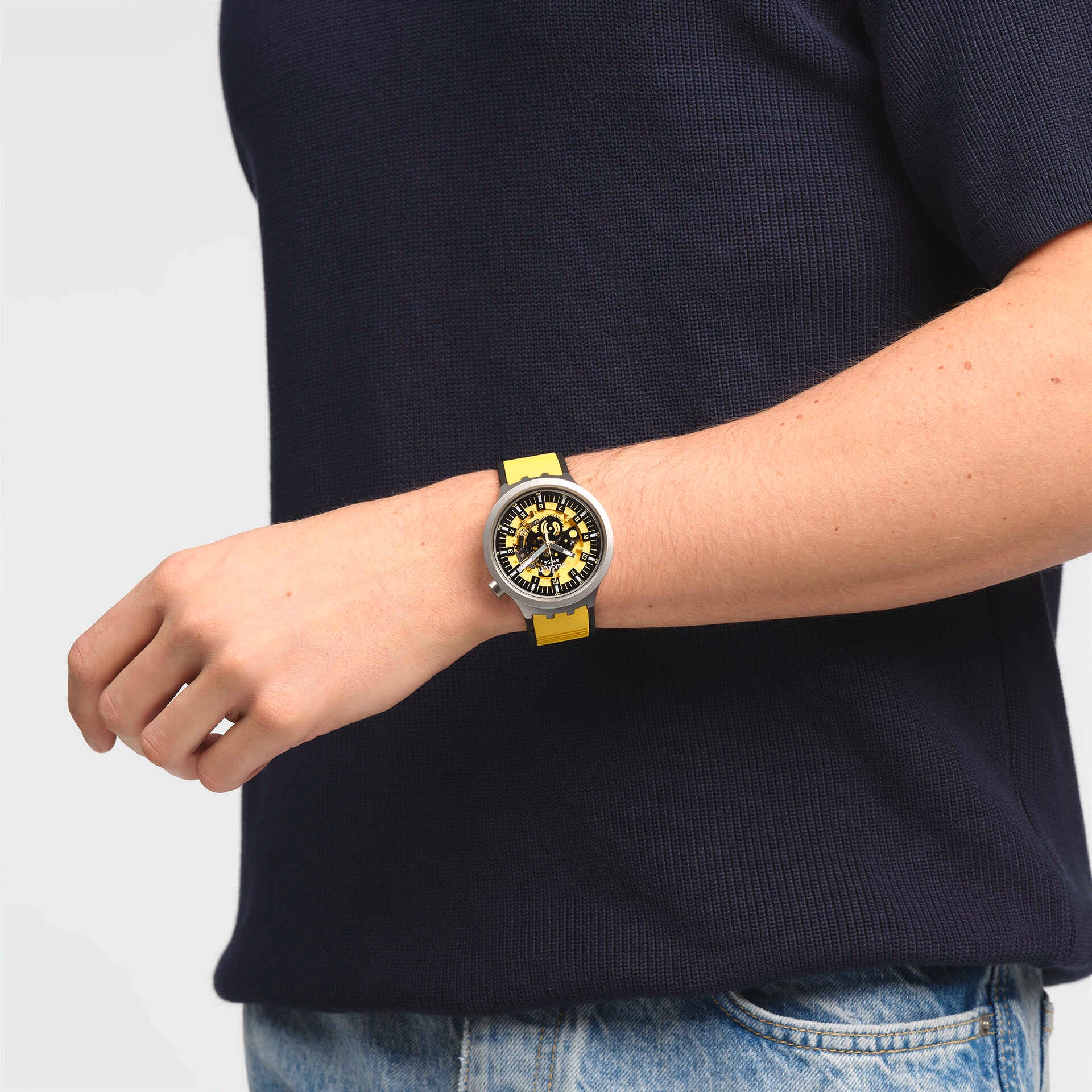 Montre Swatch Big Bold Bolden Yellow SB07S109, cadran jaune, portée au poignet