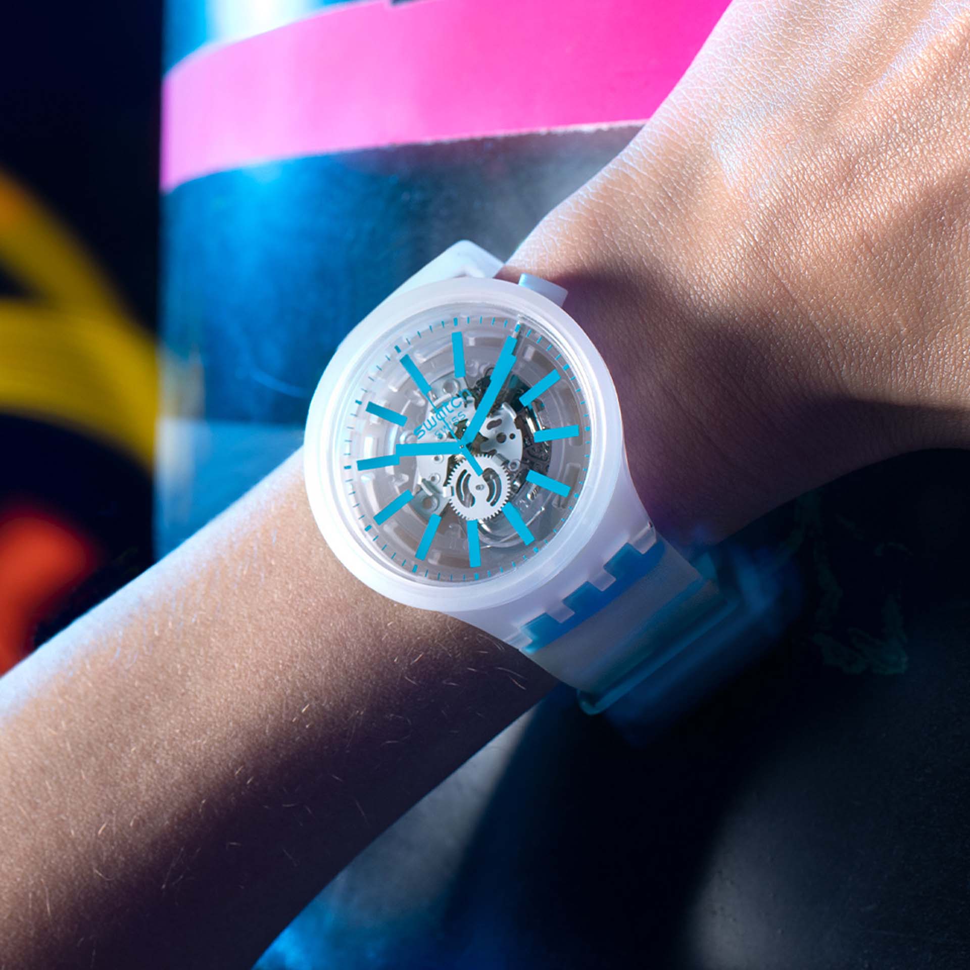 Montre Swatch Blueinjelly SO27E105, cadran transparent, portée au poignet