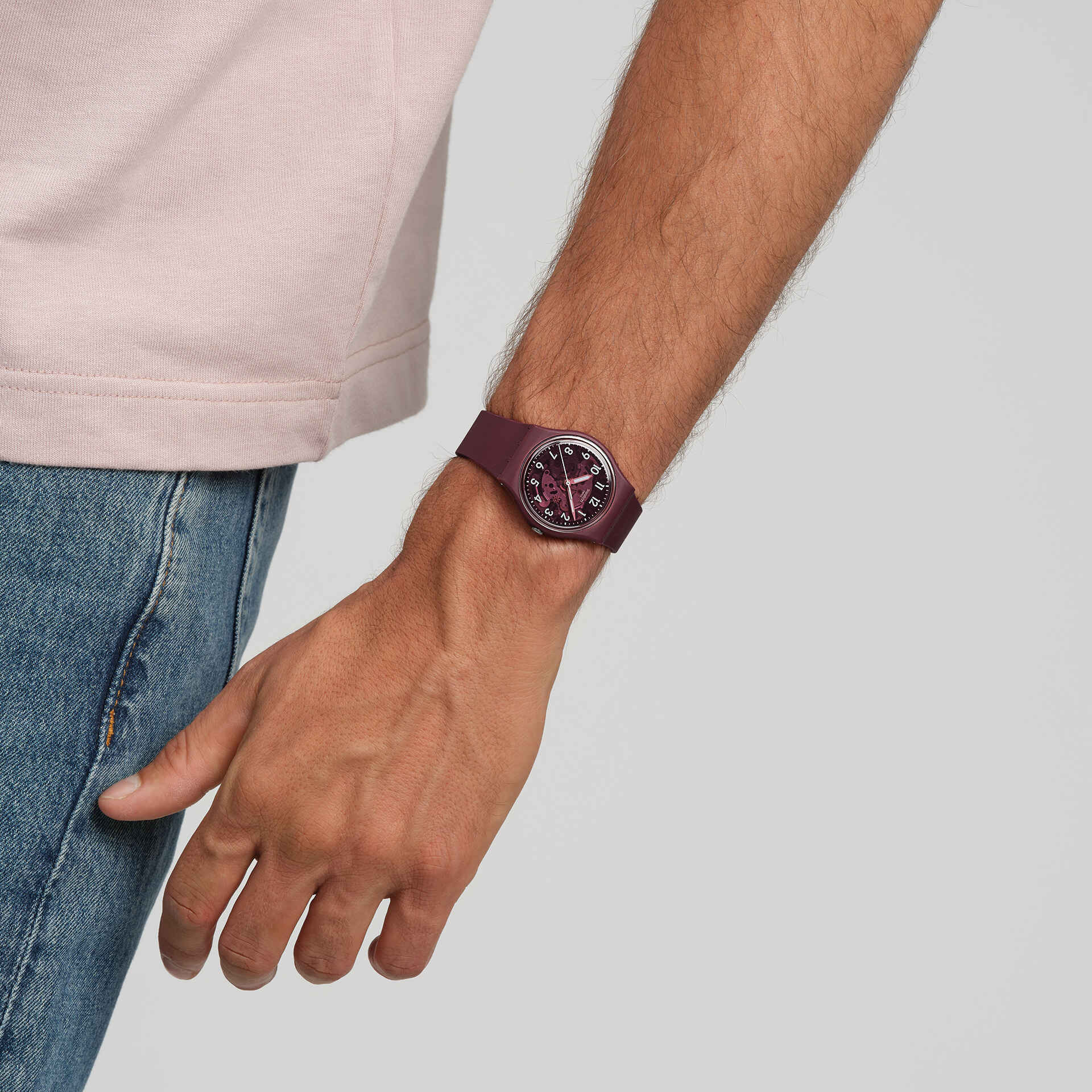 Montre Swatch Thru the Crown Glass SO28R115, cadran rouge, portée au poignet