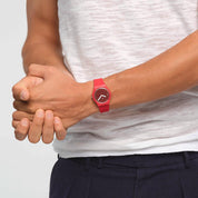 Montre Swatch Cycles in the Sun SO28R400, cadran marron, portée au poignet