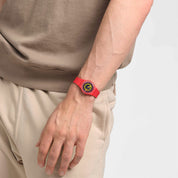 Montre Swatch Concentric Red SO28R702, cadran bleu, portée au poignet