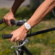 Montre Swatch Gent in the Block SO28W400, cadran blanc, portée au poignet